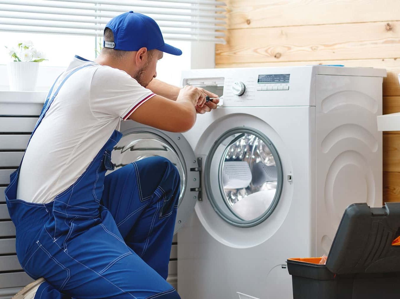 Técnico del servicio técnico AEG reparando electrodoméstico en Palencia